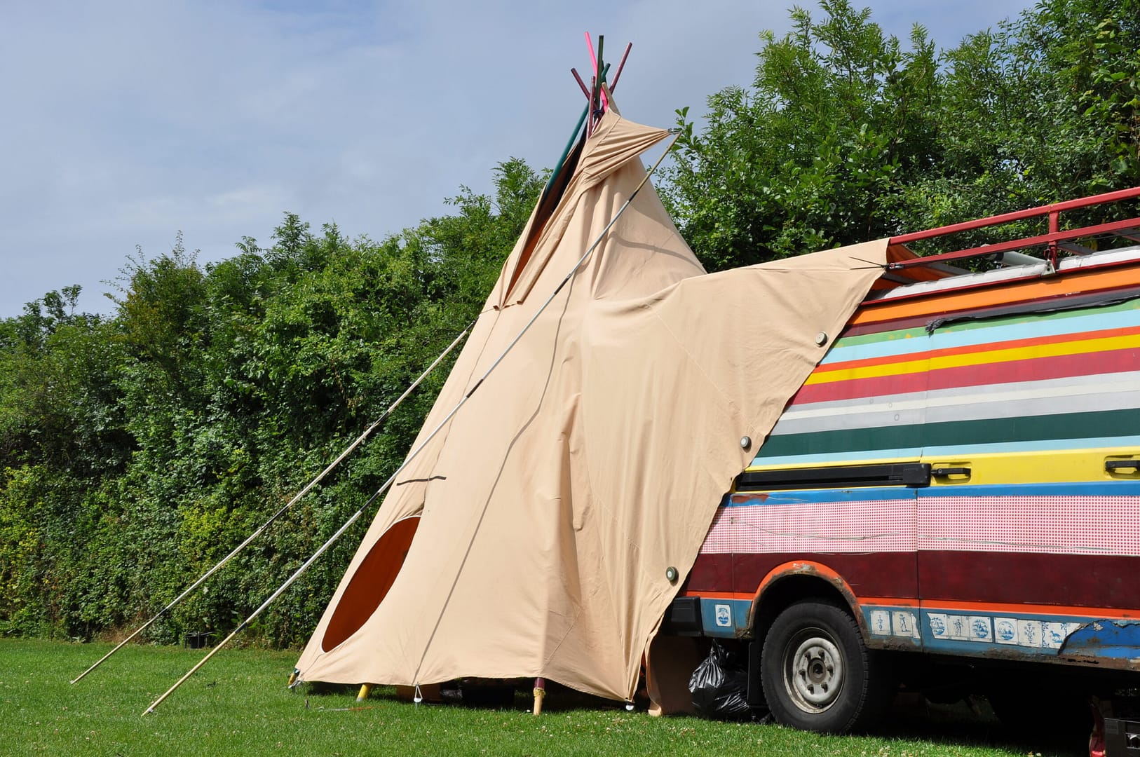 Tipi Tent aan bus